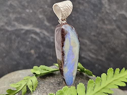 LeoLars-PABE Boulder Opal Anhänger mit 925er Silber Stiftöse, lila, Handgefertigte Schlaufe mit Muster, Unikat, Handarbeit