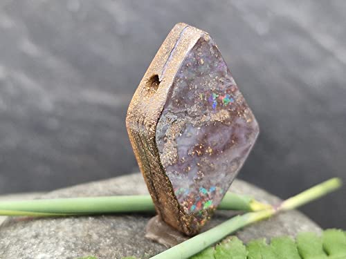 LeoLars-PABE Boulderopal Anhänger gebohrt mit 60cm Lederband, partiell buntes Opalfeuer, Boulder Opal 28.2 x 17.9 x 6.5mm, Unikat, Handgeschliffen