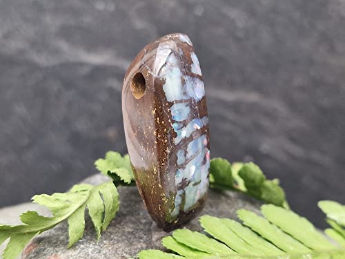 Anhänger mit gebohrtem Boulder Opal mit 60cm Lederband, Opal 31.3x11.7x10.1mm, Church Window, Unikat, Handarbeit