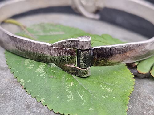 LeoLars-PABE Design Armreif mit Chromdiopsid, aus 925er Silber, mit Verschluss zum Aufklappen, teilgeschwärzt, Umfang 16-17cm, Unikat, Handarbeit