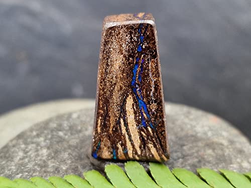LeoLars-PABE gebohrter Boulder Opal Anhänger blauer Blitz, mit 60 cm Lederband, beidseitig, blaues Opalfeuer, Adern, Opal 25 x 13.6 x 10.3mm, Unikat, Handgeschliffen