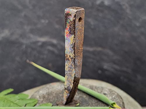 LeoLars-PABE Boulderopal Anhänger gebohrt mit 60cm Lederband, Multicolor Opalfeuer, lang, Boulder Opal 47.7 x 7.1 x 7mm, Unikat, Handgeschliffen