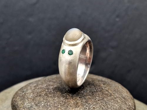 LeoLars-PABE Mondstein Ring mit zwei Smaragden, Gr. 55 (17,5), aus 925er Silber, mattiert, Mondstein mit silber-grau-blauem Schimmer, Unikat, Handarbeit
