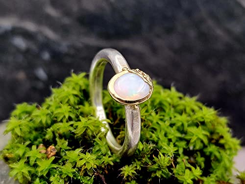 LeoLars-PABE Weißer Opal Design Ring, Gr. 58-59, aus 925er Silber mit 585er Goldfassung, pastellfarbenes Opalfeuer, gehämmert, verziert, Unikat, Handarbeit