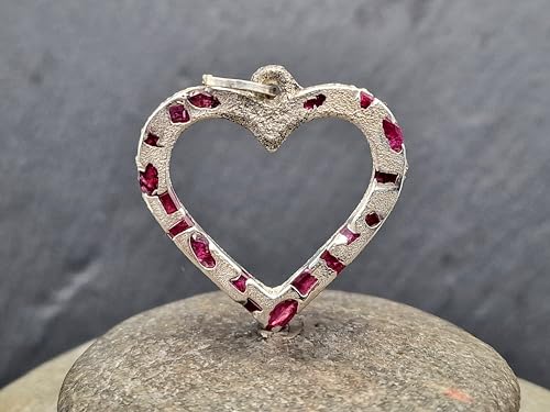 LeoLars-PABE Sandguss Design Herz Anhänger mit eingegossenen Rubinen in verschiedenen Formen aus 925er Silber, Unikat, Handarbeit
