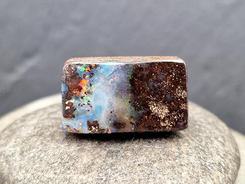 LeoLars-PABE Boulder Opal Anhänger gebohrt mit 60cm Lederband, Multicolor Opalfeuer auch aus der Tiefe, Picture Stone, Opal 25 x 14,5 x 8,5mm, Unikat, Handgeschliffen