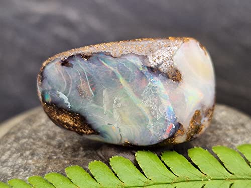 LeoLars-PABE gebohrter Boulder Opal Anhänger mit 50 cm Lederband, gemeiner Opal mit buntem Opalfeuer, Opal 29.6x11.4x8.9mm, Unikat, Handgeschliffen