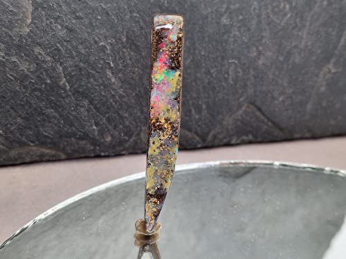 LeoLars-PABE Boulderopal Anhänger gebohrt mit 60cm Lederband, Multicolor Opalfeuer, lang, Boulder Opal 47.7 x 7.1 x 7mm, Unikat, Handgeschliffen