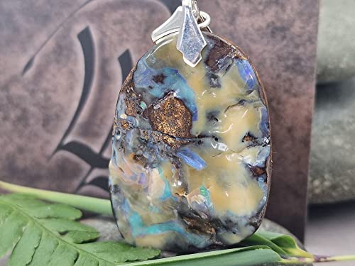 LeoLars-PABE Boulder Opal Anhänger mit Frontbohrung und 925er Silberschlaufe, Opal 46.7 x 35.4 x 8.5mm, partielles Opalfeuer, Unikat, Handgeschliffen