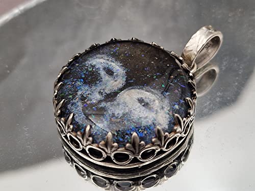 LeoLars-PABE 925er Silber Anhänger Moonchild with Stars, Bergkristall Carving mit Opalstaub, Galeriefassung, Unikat, Handarbeit