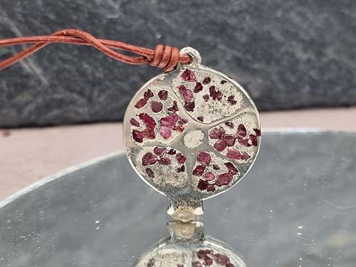 LeoLars-PABE Granatapfel Anhänger mit eingegossenen Spinell Kristallen aus 925er Silber, Sandguss Design Anhänger mit Lederband, Unikat, Handarbeit