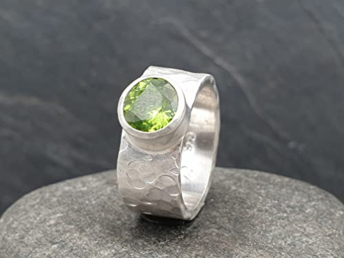 LeoLars-PABE Peridot Ring aus 925er Silber, Gr. 53, Structure Design Hammerschlag, Unikat, Handarbeit