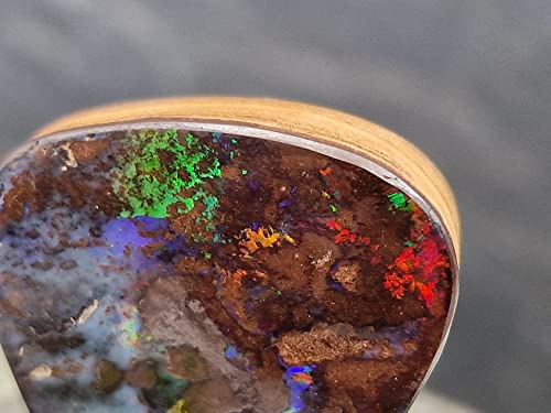 LeoLars-PABE gebohrter Boulder Opal Anhänger mit 60 cm Lederband, Matrix, Multicolor Opalfeuer, Hologramm, Opal 26.5 x 22.7 x 9.3mm, Unikat, Handgeschliffen