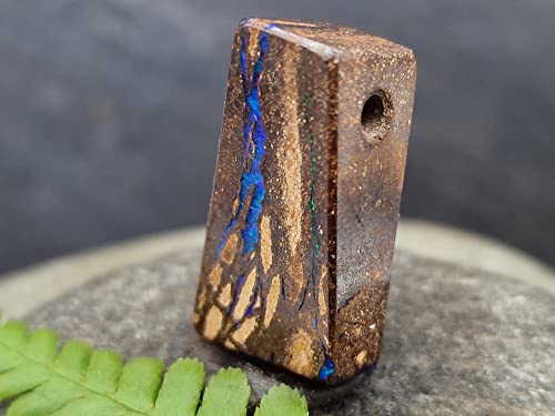 LeoLars-PABE gebohrter Boulder Opal Anhänger blauer Blitz, mit 60 cm Lederband, beidseitig, blaues Opalfeuer, Adern, Opal 25 x 13.6 x 10.3mm, Unikat, Handgeschliffen