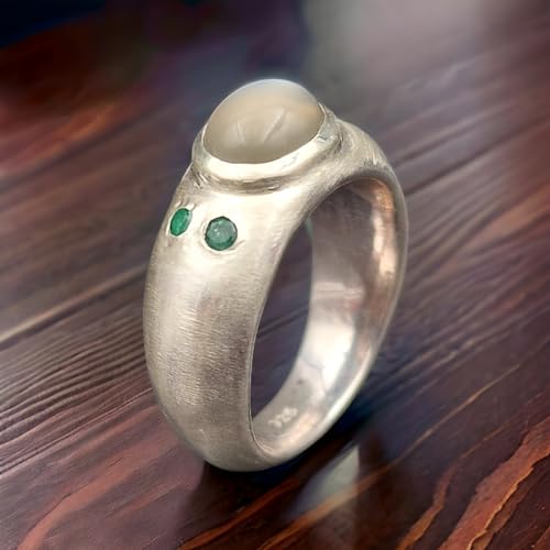 LeoLars-PABE Mondstein Ring mit zwei Smaragden, Gr. 55 (17,5), aus 925er Silber, mattiert, Mondstein mit silber-grau-blauem Schimmer, Unikat, Handarbeit
