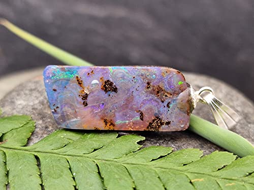 LeoLars-PABE Anhänger mit Boulder Opal und 925er Silber Stiftöse, lila-grünes Opalfeuer, Opal 22.2 x 10.2 x 5mm, Unikat, Handgeschliffen