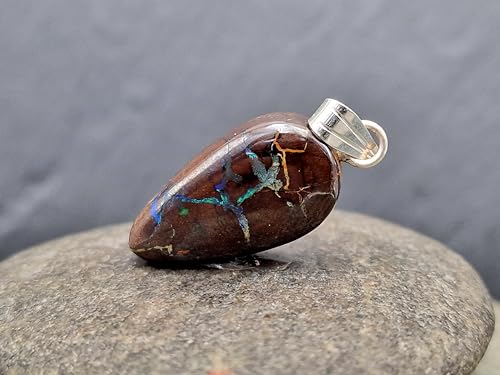 LeoLars-PABE Boulder Opal Tropfen Anhänger mit 925er Silber Stiftöse, Opal 22 x 12 x 6mm mit Opaladern mit grün-blauem Opalfeuer, Unikat, Handgeschliffen