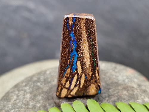 LeoLars-PABE gebohrter Boulder Opal Anhänger blauer Blitz, mit 60 cm Lederband, beidseitig, blaues Opalfeuer, Adern, Opal 25 x 13.6 x 10.3mm, Unikat, Handgeschliffen