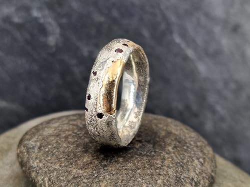 LeoLars-PABE Design Sandguss Ring mit eingegossenen Rubinen und 585er Gold Element aus 925er Silber, Gr. 61 (19,2), massiv, Sandguss typische Oberfläche, Unikat, Handarbeit