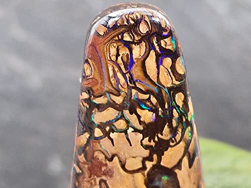 LeoLars-PABE gebohrter Boulder Opal Anhänger mit 60cm Lederband, Matrix, lila und grüne Opaladern und Feuer, Opal 44.1 x 21.5 x 8.2mm, Unikat, Handgeschliffen