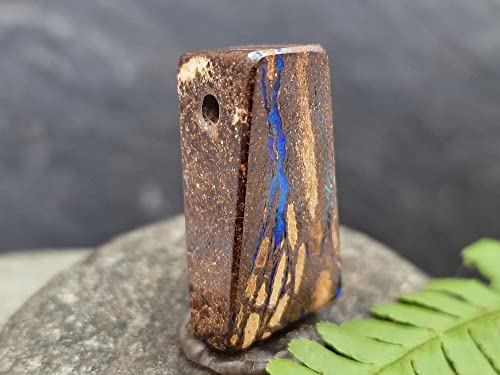 LeoLars-PABE gebohrter Boulder Opal Anhänger blauer Blitz, mit 60 cm Lederband, beidseitig, blaues Opalfeuer, Adern, Opal 25 x 13.6 x 10.3mm, Unikat, Handgeschliffen