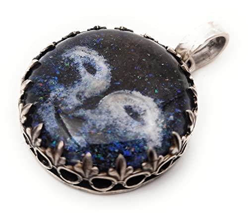 LeoLars-PABE 925er Silber Anhänger Moonchild with Stars, Bergkristall Carving mit Opalstaub, Galeriefassung, Unikat, Handarbeit