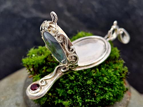 LeoLars-PABE Spiegel Medaillon mit Mintabie Dark Opal und Granat aus 925er Silber, Schneewitchen Spiegel, verspielt, verziert, Unikat, Handarbeit
