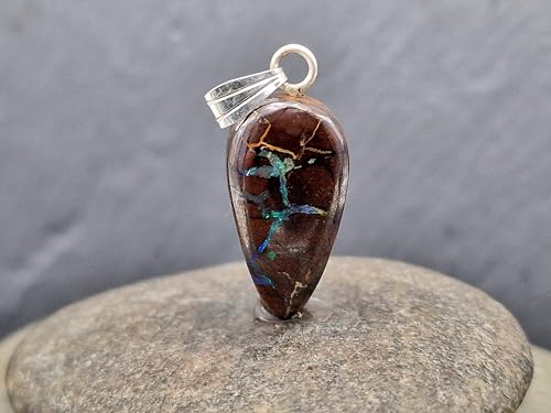 LeoLars-PABE Boulder Opal Tropfen Anhänger mit 925er Silber Stiftöse, Opal 22 x 12 x 6mm mit Opaladern mit grün-blauem Opalfeuer, Unikat, Handgeschliffen