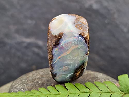 LeoLars-PABE gebohrter Boulder Opal Anhänger mit 50 cm Lederband, gemeiner Opal mit buntem Opalfeuer, Opal 29.6x11.4x8.9mm, Unikat, Handgeschliffen