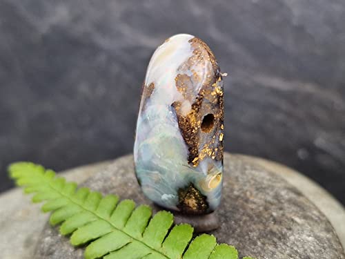 LeoLars-PABE gebohrter Boulder Opal Anhänger mit 50 cm Lederband, gemeiner Opal mit buntem Opalfeuer, Opal 29.6x11.4x8.9mm, Unikat, Handgeschliffen