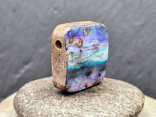 LeoLars-PABE Herrlicher gebohrter Boulder Opal Anhänger mit 60cm Lederband, Multicolor Opalfeuer, bunt, Picture Stone, Opal 26 x 23,3 x 10,1mm, Unikat, Handgeschliffen