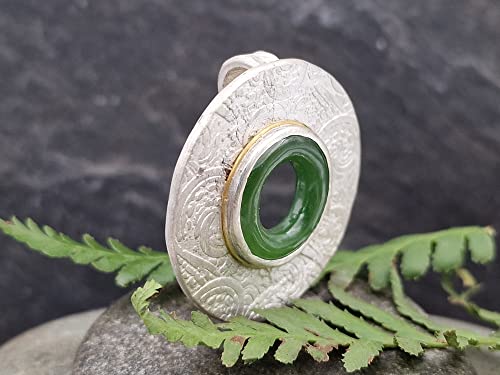 LeoLars-PABE Jade Ring Design Anhänger aus 925er Silber mit Feingold Ring um die Fassung, geprägt, versteckte Öse, Unikat, Handarbeit
