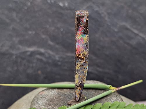 LeoLars-PABE Boulderopal Anhänger gebohrt mit 60cm Lederband, Multicolor Opalfeuer, lang, Boulder Opal 47.7 x 7.1 x 7mm, Unikat, Handgeschliffen