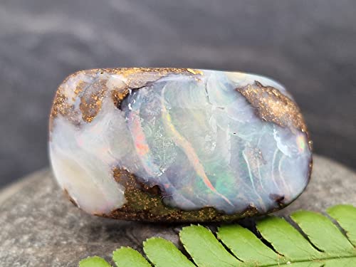 LeoLars-PABE gebohrter Boulder Opal Anhänger mit 50 cm Lederband, gemeiner Opal mit buntem Opalfeuer, Opal 29.6x11.4x8.9mm, Unikat, Handgeschliffen