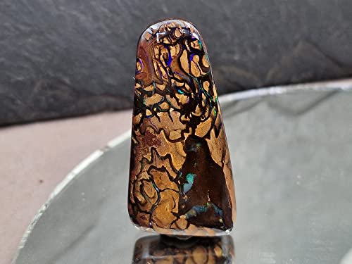 LeoLars-PABE gebohrter Boulder Opal Anhänger mit 60cm Lederband, Matrix, lila und grüne Opaladern und Feuer, Opal 44.1 x 21.5 x 8.2mm, Unikat, Handgeschliffen