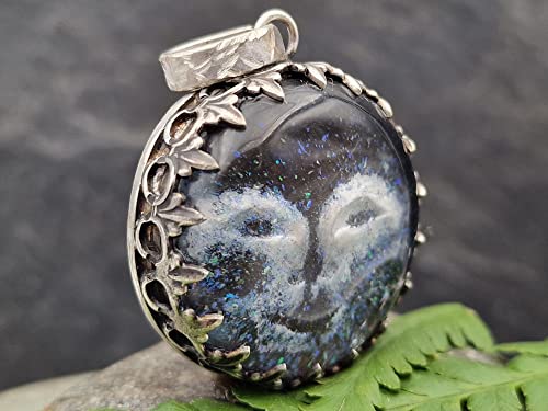 LeoLars-PABE 925er Silber Anhänger Moonchild with Stars, Bergkristall Carving mit Opalstaub, Galeriefassung, Unikat, Handarbeit