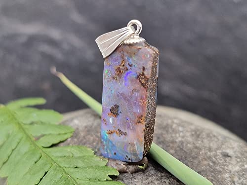 LeoLars-PABE Anhänger mit Boulder Opal und 925er Silber Stiftöse, lila-grünes Opalfeuer, Opal 22.2 x 10.2 x 5mm, Unikat, Handgeschliffen