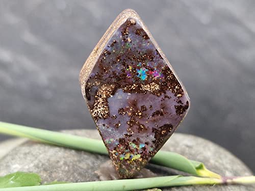 LeoLars-PABE Boulderopal Anhänger gebohrt mit 60cm Lederband, partiell buntes Opalfeuer, Boulder Opal 28.2 x 17.9 x 6.5mm, Unikat, Handgeschliffen