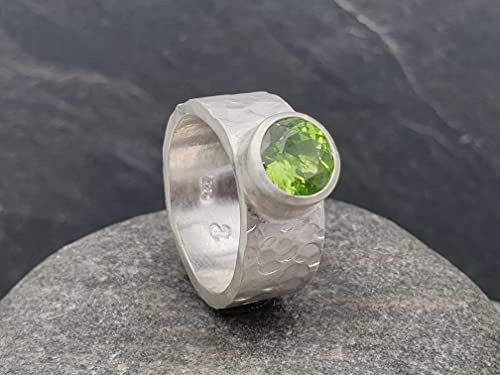 LeoLars-PABE Peridot Ring aus 925er Silber, Gr. 53, Structure Design Hammerschlag, Unikat, Handarbeit