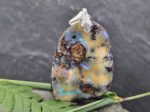 LeoLars-PABE Boulder Opal Anhänger mit Frontbohrung und 925er Silberschlaufe, Opal 46.7 x 35.4 x 8.5mm, partielles Opalfeuer, Unikat, Handgeschliffen