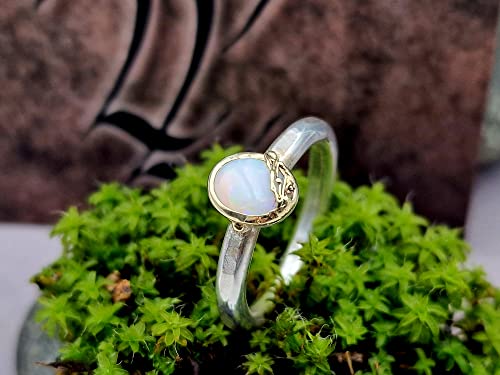 LeoLars-PABE Weißer Opal Design Ring, Gr. 58-59, aus 925er Silber mit 585er Goldfassung, pastellfarbenes Opalfeuer, gehämmert, verziert, Unikat, Handarbeit