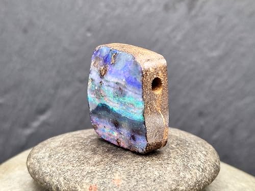 LeoLars-PABE Herrlicher gebohrter Boulder Opal Anhänger mit 60cm Lederband, Multicolor Opalfeuer, bunt, Picture Stone, Opal 26 x 23,3 x 10,1mm, Unikat, Handgeschliffen