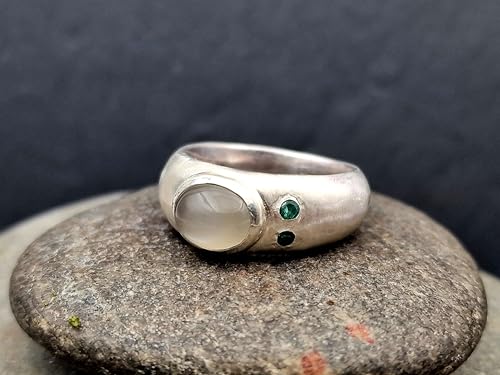 LeoLars-PABE Mondstein Ring mit zwei Smaragden, Gr. 55 (17,5), aus 925er Silber, mattiert, Mondstein mit silber-grau-blauem Schimmer, Unikat, Handarbeit