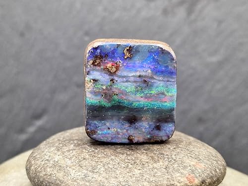 LeoLars-PABE Herrlicher gebohrter Boulder Opal Anhänger mit 60cm Lederband, Multicolor Opalfeuer, bunt, Picture Stone, Opal 26 x 23,3 x 10,1mm, Unikat, Handgeschliffen