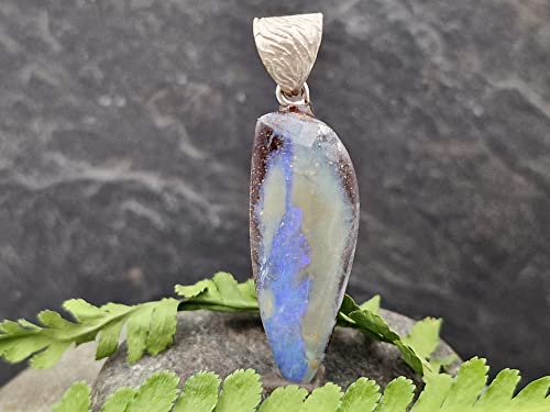 LeoLars-PABE Boulder Opal Anhänger mit 925er Silber Stiftöse, lila, Handgefertigte Schlaufe mit Muster, Unikat, Handarbeit