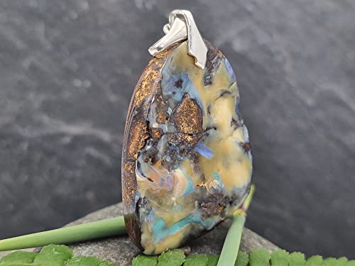 LeoLars-PABE Boulder Opal Anhänger mit Frontbohrung und 925er Silberschlaufe, Opal 46.7 x 35.4 x 8.5mm, partielles Opalfeuer, Unikat, Handgeschliffen