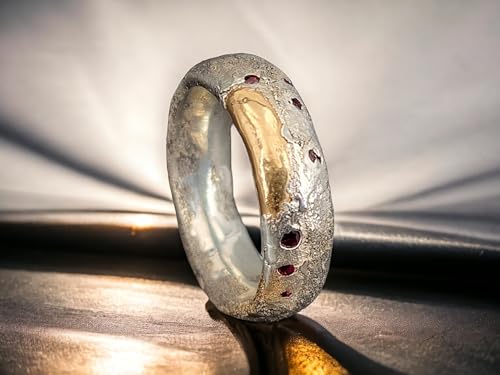LeoLars-PABE Design Sandguss Ring mit eingegossenen Rubinen und 585er Gold Element aus 925er Silber, Gr. 61 (19,2), massiv, Sandguss typische Oberfläche, Unikat, Handarbeit
