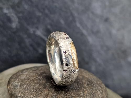 LeoLars-PABE Design Sandguss Ring mit eingegossenen Rubinen und 585er Gold Element aus 925er Silber, Gr. 61 (19,2), massiv, Sandguss typische Oberfläche, Unikat, Handarbeit