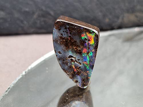 LeoLars-PABE gebohrter Boulder Opal Anhänger mit 60 cm Lederband, brilliantes Multicolor Opalfeuer, gestreift, Opal 21.2 x 15.5 x 8.6mm, Unikat, Handgeschliffen