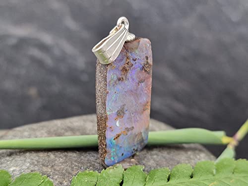 LeoLars-PABE Anhänger mit Boulder Opal und 925er Silber Stiftöse, lila-grünes Opalfeuer, Opal 22.2 x 10.2 x 5mm, Unikat, Handgeschliffen